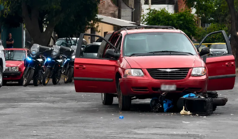 Asesinan a repartidor de carnicería tras persecución en Guadalajara; aseguran camioneta, moto y vehículo de huida