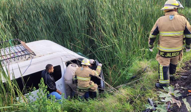 Choque entre automóvil y camioneta de pasajeros deja dos heridos graves en Zapotlán el Grande