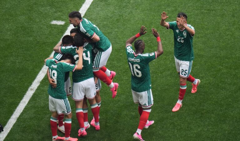México debuta con triunfo en el Mundial 2026; vence 2-0 a Sudáfrica ante un Azteca repleto