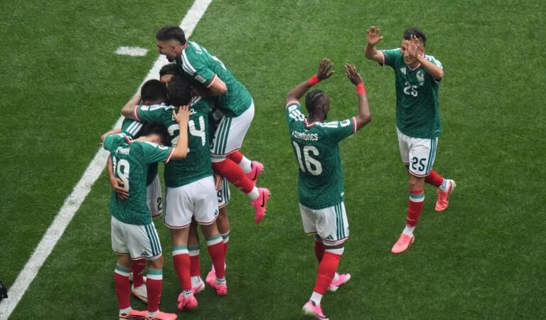 México debuta con triunfo en el Mundial 2026; vence 2-0 a Sudáfrica ante un Azteca repleto