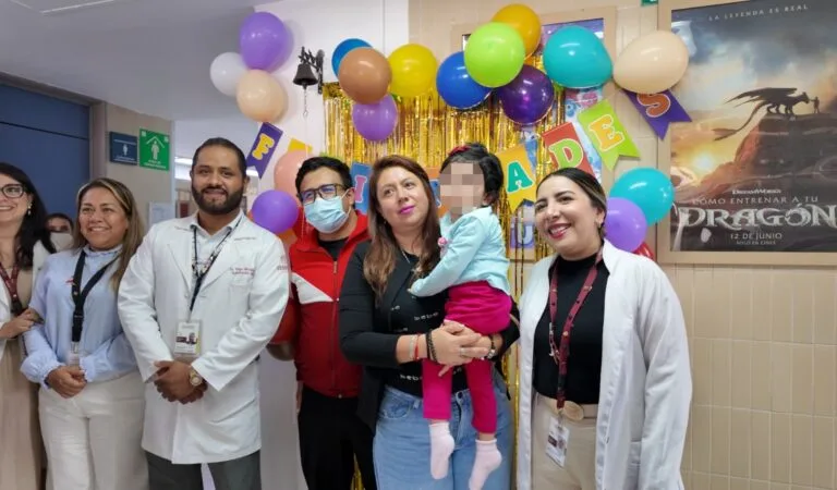 Una campanada de esperanza: niña de 2 años vence el cáncer tras una dura batalla