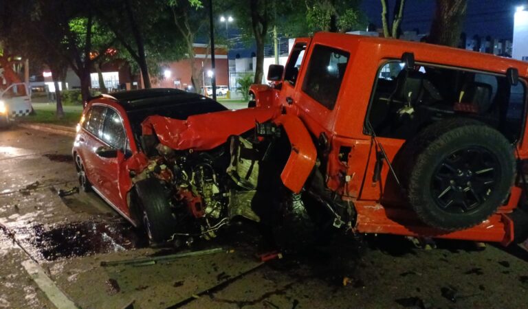 Aparatoso choque entre dos vehículos deja cuantiosos daños en Guadalajara