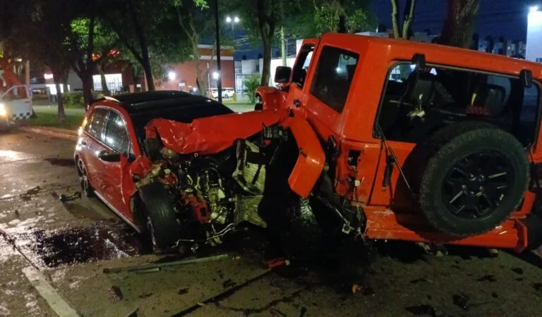 Aparatoso choque entre dos vehículos deja cuantiosos daños en Guadalajara