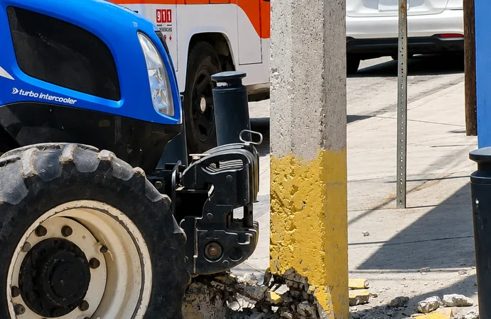 Tractor provoca cortocircuito al impactar contra poste en Magdalena Jalisco; no hubo lesionados
