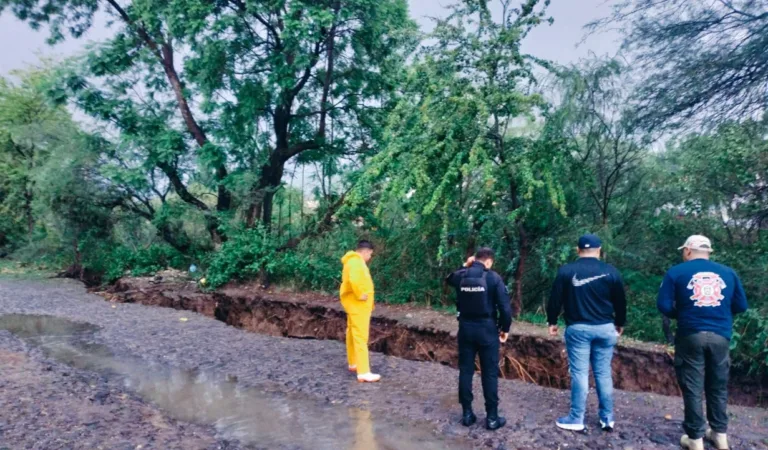 Lluvias provocan socavón de 40 metros y diversas afectaciones en San Martín de Hidalgo