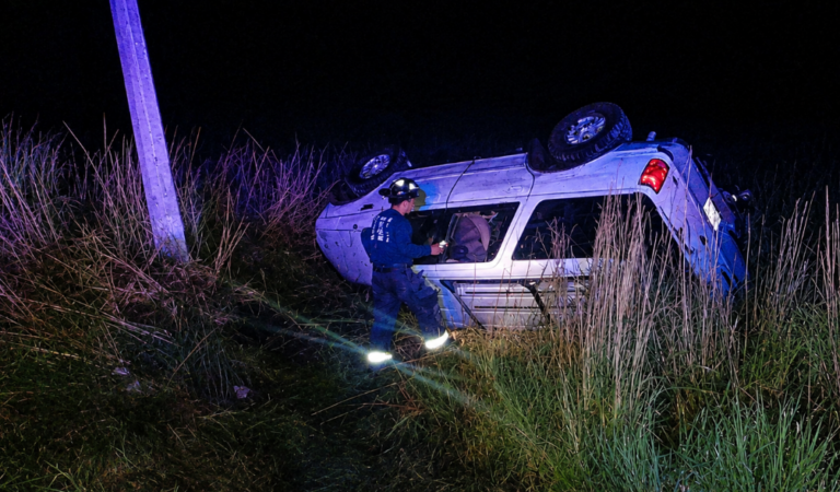 Aparatosa volcadura en la carretera Guadalajara-Ameca moviliza a cuerpos de emergencia en Tala