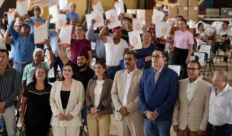 96 familias de Amatitán reciben títulos de propiedad; 21 fueron entregados a mujeres jefas de familia