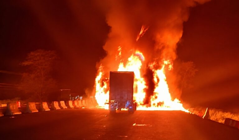 Fatal carambola esta madrugada entre cuatro tractocamiones deja un muerto en la autopista Tepic–Guadalajara