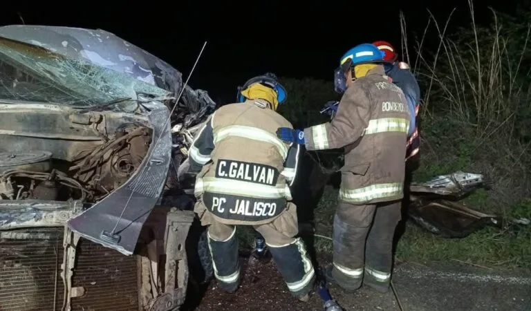 Muere hombre de 64 años tras brutal choque frontal contra un vehículo pesado en Tamazula de Gordiano