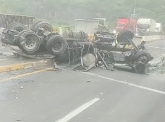 Choque entre dos tráileres y posterior volcadura complican la circulación en la autopista Guadalajara-Colima, a la altura de Sayula.