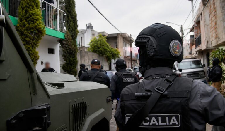 Catean presunto punto de venta de droga en Zapopan; detienen a dos hombres y aseguran narcóticos