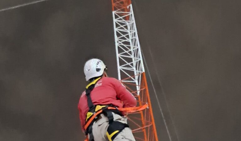 Rescatan con vida a hombre que subió a una antena de 20 metros en Tlaquepaque