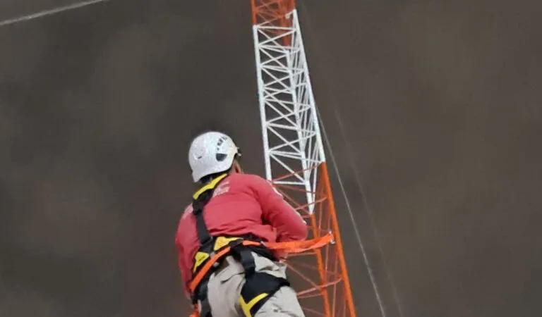 Rescatan con vida a hombre que subió a una antena de 20 metros en Tlaquepaque