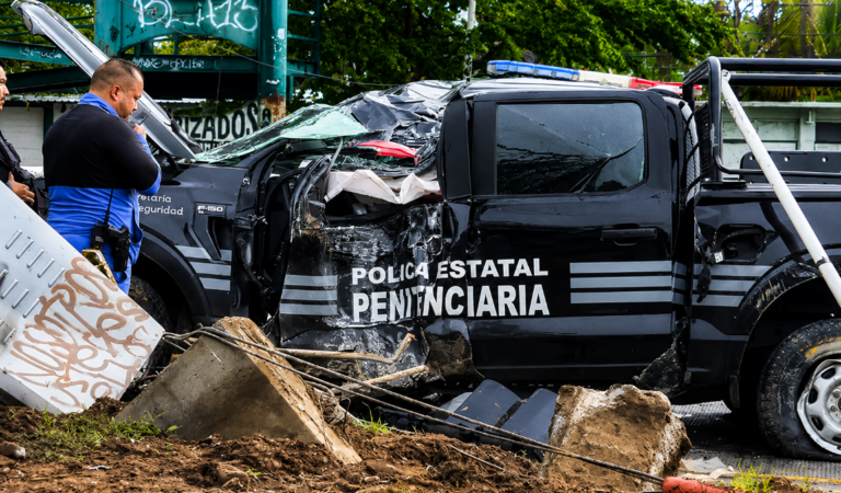 Choque entre camión de la ruta 153 y patrulla penitenciaria deja dos policías lesionados en Guadalajara; el chofer huyó