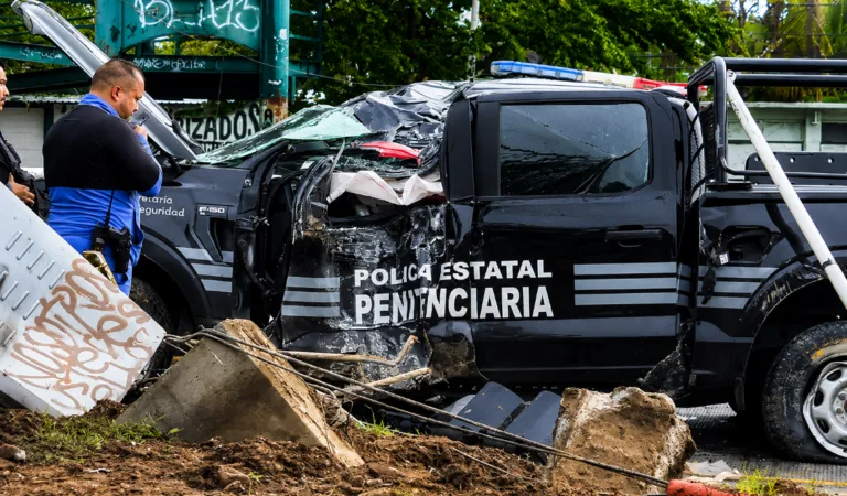 Choque entre camión de la ruta 153 y patrulla penitenciaria deja dos policías lesionados en Guadalajara; el chofer huyó