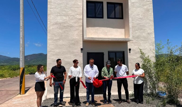 Presidente de Ahualulco de Mercado presenta la primera casa ecológica de bambú de la Región Valles