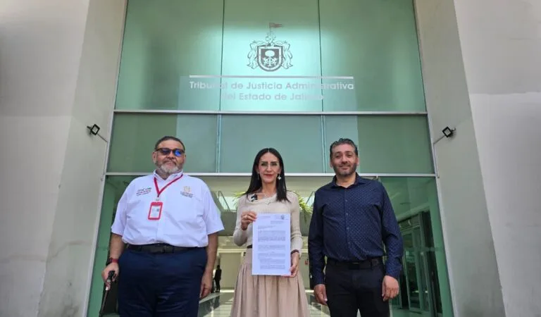 Tlaquepaque entrega al Tribunal un cheque por 7.6 millones de pesos tras conflicto con el SIAPA