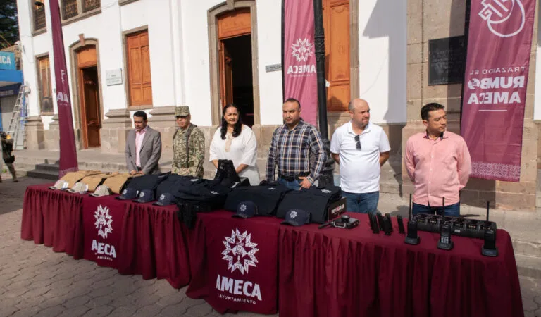 Gobierno de Ameca fortalece a sus corporaciones con entrega de uniformes, radiocomunicación y nuevo equipamiento