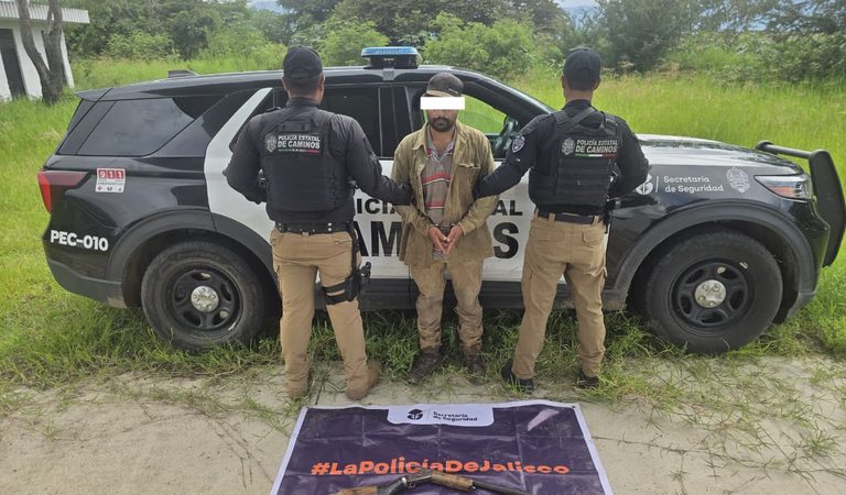 Detienen en Atoyac a hombre con escopeta y un armadillo sin vida