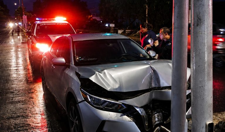 Abandonan vehiculo tras accidente en Tala.
