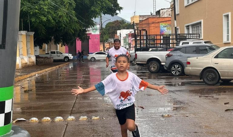 Ni la lluvia detuvo “Kilómetros de Corazón” en Ahualulco de Mercado