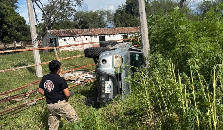 Localizan camioneta volcada y aparentemente abandonada en Teuchitlán