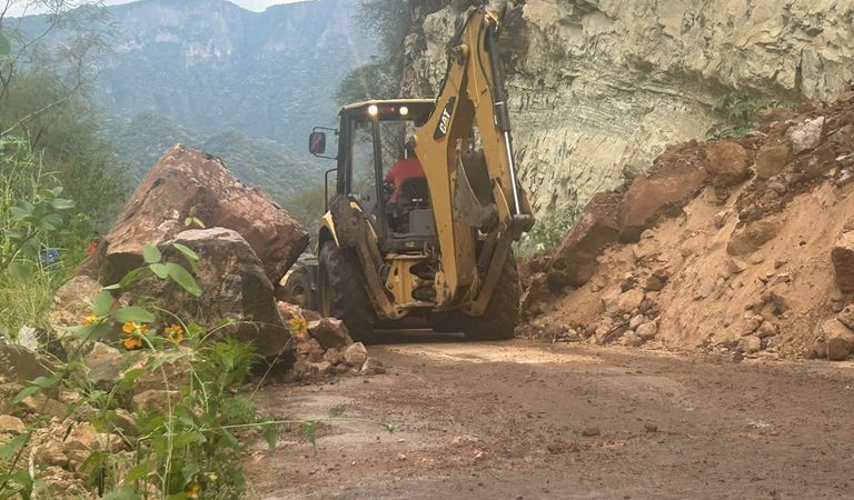 Derrumbe en carretera Amatitán–El Salvador deja paso por un solo carril