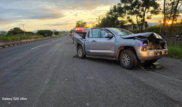 Choque en carretera Guadalajara–Ameca involucra transporte con estudiantes de CU Valles; 27 pasajeros resultan ilesos