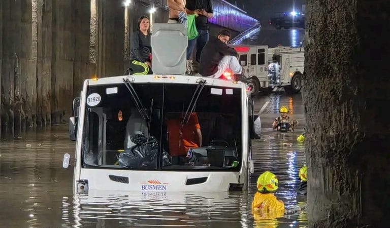 Rescatan en lancha a 36 trabajadores de Ameca atrapados por inundación en Zapopan
