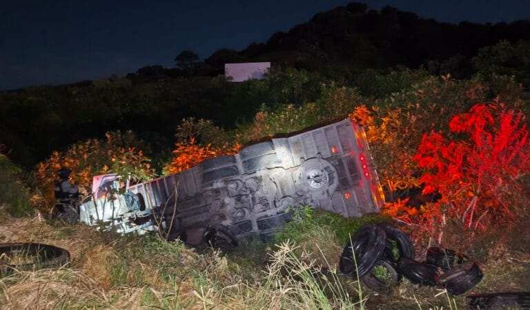Vuelca torton con 7 toneladas de carga en carretera a Nogales; conductor resulta ileso
