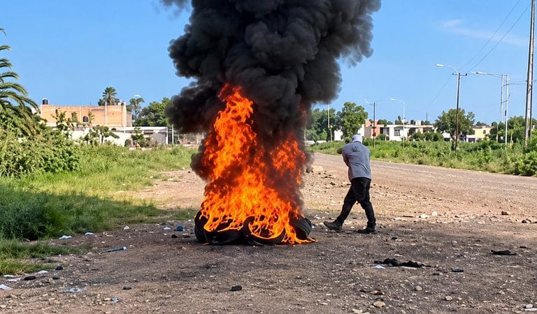 Sorprenden a hombre quemando llantas en Tlajomulco; operativo termina con cuatro detenidos