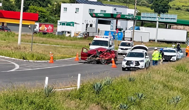 Conductor queda prensado tras fuerte choque entre torton y auto en Magdalena