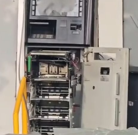 Roban cajero automático en La Venta del Astillero; delincuentes dañaron el equipo para llevarse el dinero