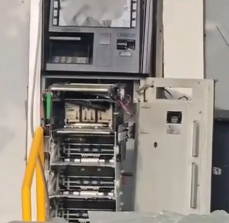 Roban cajero automático en La Venta del Astillero; delincuentes dañaron el equipo para llevarse el dinero