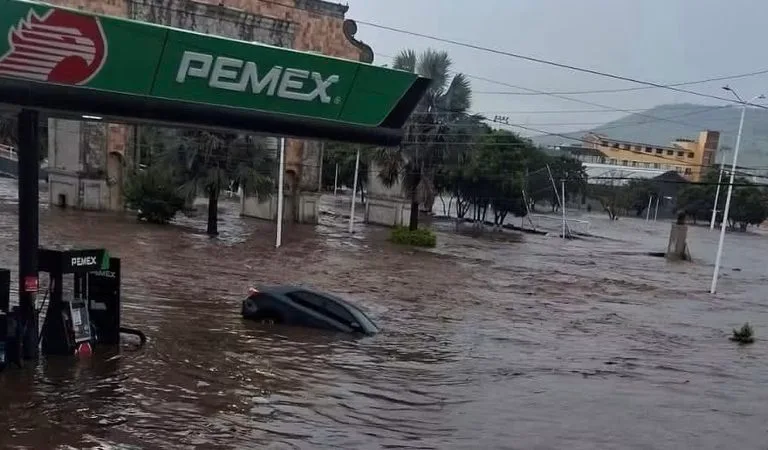 Zapotlanejo bajo el agua: desbordamiento del arroyo deja  mas de 46 viviendas afectadas; habilitan albergues