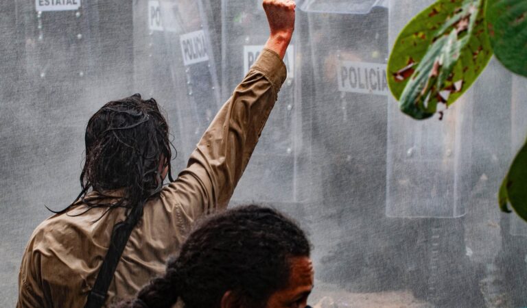 Marcha por agua limpia en Guadalajara termina en enfrentamientos, gases lacrimógenos y detenidos frente a Casa Jalisco