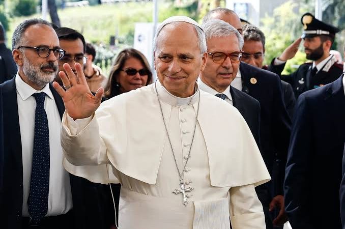 Operan al papa León XIV por cáncer de pulmón; reportan cirugía sin complicaciones