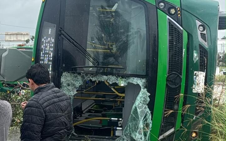 Vuelca camión de transporte público en Tlaquepaque; ocho lesionados, dos graves