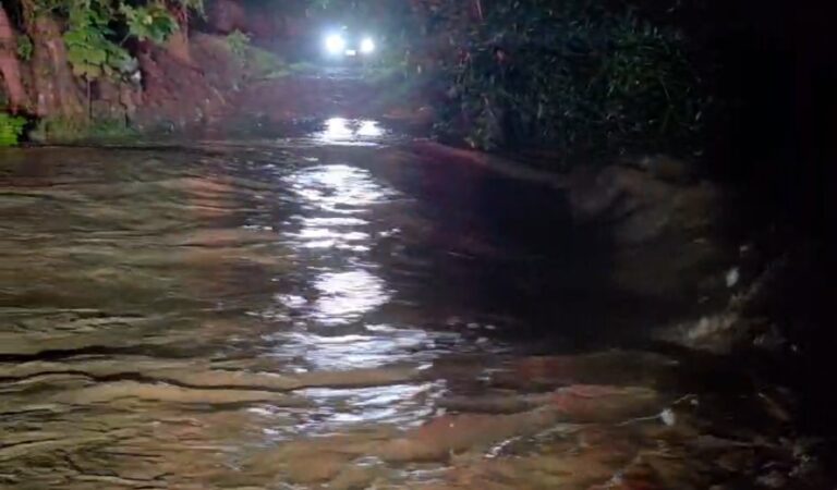 Fuerte creciente en arroyo Cocolisco moviliza a cuerpos de emergencia; dos jóvenes fueron arrastrados