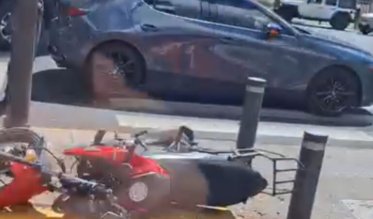 Fatal choque entre motocicleta y automóvil en avenida Vallarta deja un muerto y un lesionado frente a Plaza Sania