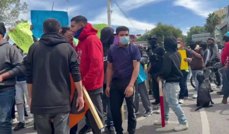 Manifestantes enfrentan a encapuchados del llamado Bloque Negro durante marcha por el agua en Guadalajara.