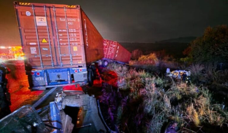 Persecución policial termina en volcadura y choque de tráileres en la autopista Guadalajara-Tepic
