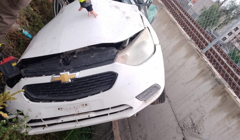 Rescatan a dos personas prensadas tras accidente junto a las vías en Tlajomulco