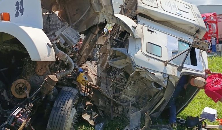 Choque entre dos tráileres provoca cierre y derrame de diésel en Carretera a Morelia