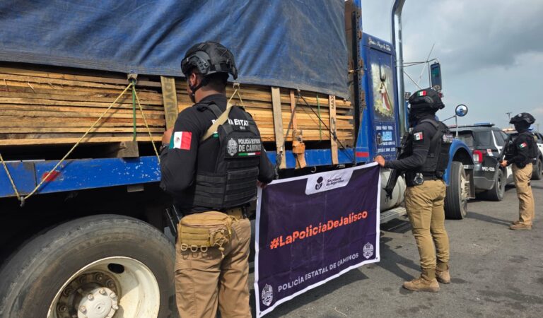 Recuperan carga valuada en medio millon de pesos y rescatan a conductor, asi la Policía Estatal de Caminos de Jalisco