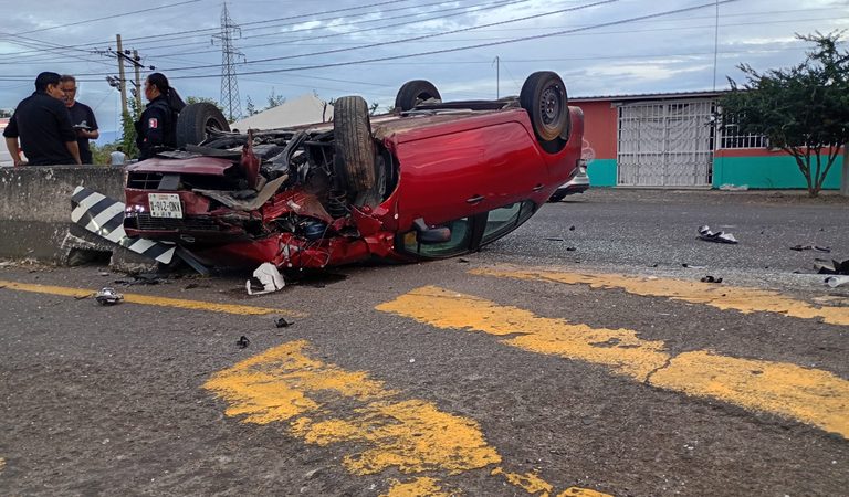 Choque con volcadura deja cuatro lesionados en la carretera Guadalajara–Ameca, a la altura de Cuisillos